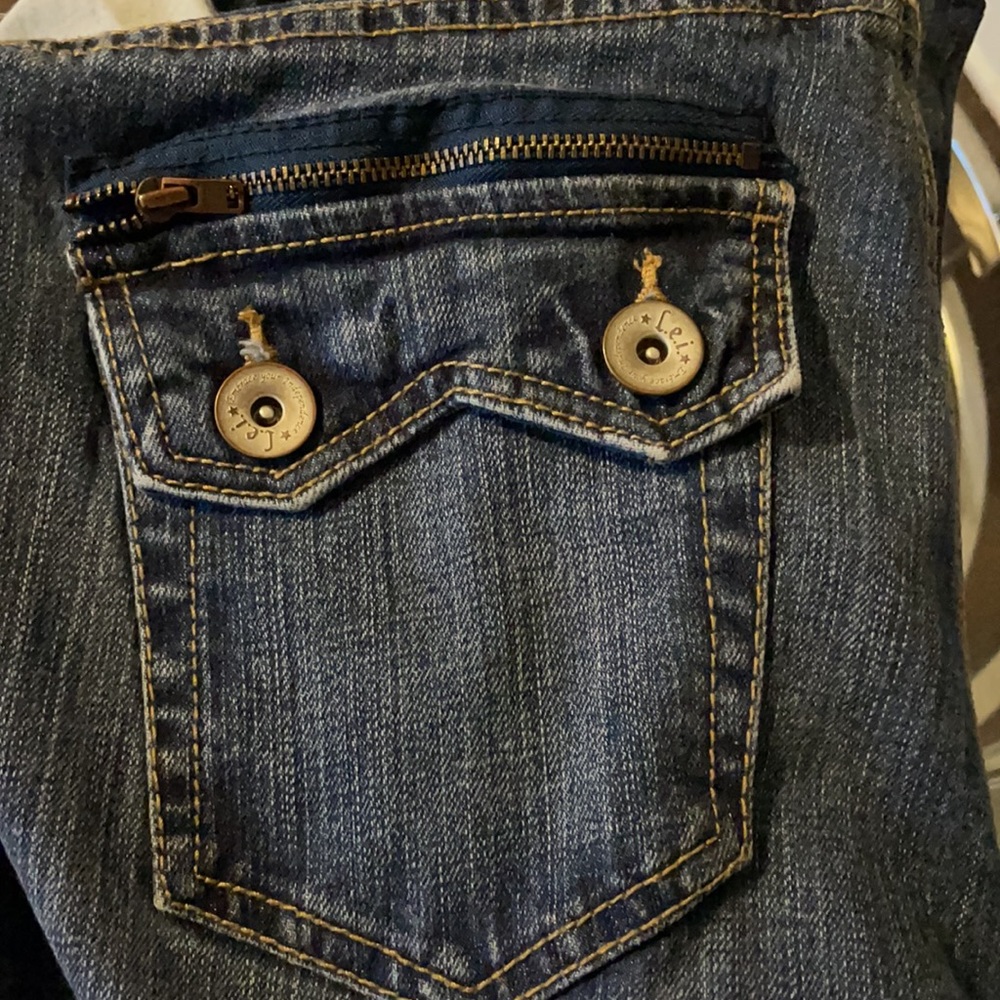 Gently used L.e.i jeans with detailed back pockets - Picture 4 of 4